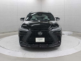 エクステリアは、一目でLEXUSとわかるスピンドルグリルを起点に、人が乗るキャビンの前後を大胆に絞り込んだ菱形のボディと力強く張り出したホイールフレアを融合させ、タイヤの存在を強調しています。