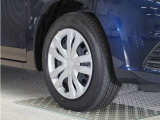◆純正ホイール装着車◆シンプルなデザインのホイールキャップ付きです。