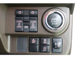 時計マークのウエルカムオープンスイッチをONしておけば、キーを持って車に近づくとスライドドアが開いてくれます。買い物などで荷物をいっぱい持っていても、子供のお迎えで抱っこしていても大丈夫です!