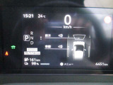 アドバンスドドライブアシストディスプレイが、EVドライブには欠かせないバッテリー状態をはじめ、車の機能設定や作動状況など、様々な情報を表示し快適で安全なドライブをサポートします。