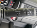 【オートライト】車外の明るさに応じて、自動的にライトの点灯・消灯をしてくれます。トンネルが続くような道でも、スイッチを操作する必要がありません。消し忘れの心配もありません。