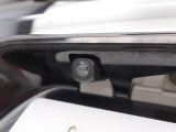 後退時に車両の後ろ側をモニター画面に表示します。車庫入れなどでバックする際に後方確認ができて便利です。車庫入れが苦手な人もこれで安心。
