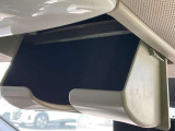 サングラスなどを入れるスペースがあります。