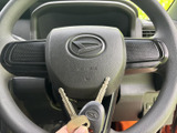 握りやすいステアリングホイールで、快適なドライビングをサポートします。長距離運転でも疲れにくく、安心です。