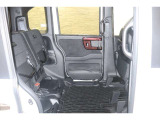 HONDA独自の機構!リアシートはチップアップ(跳ね上げ)することにより背の高い荷物も楽々積み込みすることが可能!!より空間を有効にするためにも大変便利なシートアレンジになります!!