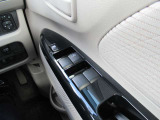 運転席ドアには各ウインドウの集中操作が可能となっています。