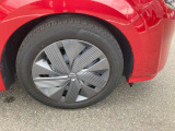 純正の16インチホイールを装着しております。タイヤサイズは185/60R16です。ホイールカバーを装着しています。