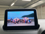 画面にテレビ映像を表示でき、停車中の待ち時間などに視聴を楽しめます。車内で過ごす時間を快適に過ごしたい方にもおすすめの、便利なエンターテインメント装備です。
