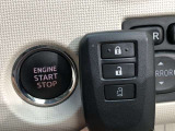 エンジンスタートスイッチです。キーが車内にあれば、エンジンの始動や停止はスイッチを押すだけ!キーを取り出す手間を省き、ワンプッシュで操作できるので簡単でスムーズです。