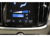 ステアリングヒーターと運転席・助手席側には3段階調整機能付シートヒーター、シートクーラーも搭載し、寒い時期も快適に過ごせます。