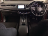 車内は光触媒抗菌消臭施工済です。インパネ周りはスタイリッシュなデザインです。グローブボックスやカップホルダーのほかにトレーなどたくさんの収納スペースが付いています。
