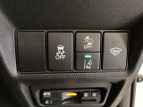 Hondaセンシング用の、VSA(ABS+TCS+横滑り抑制)解除と路外逸脱抑制機能のオンオフスイッチなどはハンドルの右側に装備しています。
