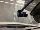 【別途SDカードの購入が必要です。また社外品は保証対象外となります。】運転中の映像・音声などを記録して、交通事故やトラブルが起きた時の正確な状況把握に役立つドライブレコーダーが装着済。