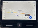 地図上に現在地や周辺道路が表示され、目的地までのルート確認に役立ちます。拡大縮小や検索のアイコンもまとまり、出発前に行き先や周辺の様子を把握しやすい画面です。