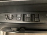 電動格納式リモコンドアミラーと、パワーウィンドウスイッチ等は運転席ドアにあります。