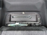 【車載工具】パンクなどのもしもの時に役立つ車載工具があります。ジャッキなどが装備されています。