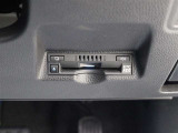 高速道路上に設置されたITSスポットと双方向通信を行うETC2.0ユニットは、ETC機能に加え、安全運転をサポートする交通情報を提供します。