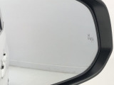 隣車線を走る車両をレーダーで検知し、ドアミラーでは確認しにくい後側方エリアに存在する車両に加え、急接近してくる車両も検知します。車両を検知するとドアミラーに搭載されたLEDインジケーターが点灯します。