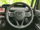 手元にスイッチが備わり、運転姿勢を保ちながら各種機能を操作できます。握りやすい形状で、メーターや周囲のスイッチ類も確認しやすく、日々の運転を支えます。