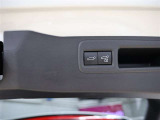 電動バックドア付♪スイッチを押すと自動でバックゲートの開閉が出来て手荷物が多くてもラクラク開閉!