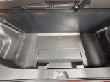 荷室下部の小物入れ