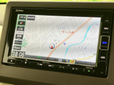現在地周辺の道路や地名が画面に表示され、地図を確認しながら目的地への道順を探せます。画面上の案内を使えるため、初めて訪れる場所へのお出かけにも便利です。
