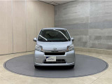お車購入のポイントとなるフロントマスクです!シャープな目つきが印象的なデザインのヘッドランプです。