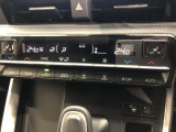 運転席、助手席別々に温度設定ができるデュアルエアコン装備です。男性が暑いと感じても、女性は寒いと感じる、そんな時の車内温度を別々に調節できるので、ストレスなくドライブをお楽しみいただけます。