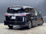 ワイド感と重厚感を兼ね備えたリアデザイン。クリアタイプのテールランプや「VIP」エンブレムが映え、後ろ姿までラグジュアリーな印象を与えます。
