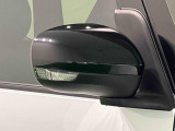 歩行者や他のドライバーからの被視認性が高いLEDターンランプ付き電動格納ドアミラー