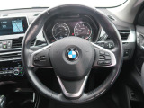 BMWのステアリングのリムは、一般的なものより少し太めにデザインされています。 これはタイヤやステアリングシャフトなどを介して伝わる路面からの入力を、しっかりと把握するためです。