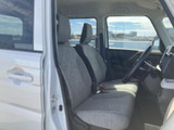 運転席と助手席はグレーのシートで落ち着いた雰囲気にまとめられ、窓から外の様子を確認しやすい空間です。座面と背もたれの形状も見て取れ、前席での過ごし方をイメージできます。
