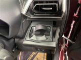 運転席と助手席には、格納式のドリンクホルダーが装備されています。