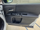 運転席の内側にはドリンクホルダーと嬉しい小物入れがあります♪