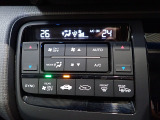 運転席からも手が届きやすく、操作しやすい空調コントロールパネル。オートエアコンなので操作の煩わしさが無くオールシーズン快適にドライブできます。快適空間で運転に集中できますね。