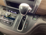 インパネシフトを採用しているので、前席の足元も広々としています。運転席と助手席の行き来もスムーズです!