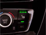 運転中にもオーディオの音量やFMの切り替えなどステアリングでの操作で切り替え可能なため、ステアリングから手を放す必要がない為、運転中でも操作が簡単でございます。