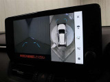 車両周辺を真上から見たような広範囲の映像を表示し、安全運転をサポートする「パノラミックビューモニター(床下透過表示機能付)」を搭載しています。