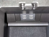 充電用USB端子付き。スマートフォンなどの充電に便利です。