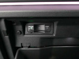 ETCユニットがグローブBOX内に収まっています。