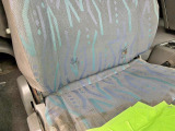 運転席背もたれに破れがあります。