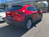 CX-30のリアビューは、クーペのように流麗で絞り込まれたキャビンと、力強いSUVのプロポーションが融合した「セクシーでワイド感のある造形」が特徴です。