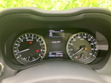 速度やエンジン回転数など、運転に必要な情報を左右のメーターと中央表示で確認できます。表示がまとまっているため、走行中も必要な情報を把握しやすい配置です。