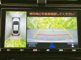 後方映像に加えて進路の目安となるガイド線が表示され、駐車位置を把握しやすい画面構成です。後退時に周囲を確認する際の補助として、日常の駐車をサポートします。