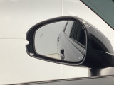 ブラインドスポットインフォメーションは走行中、斜め後ろに車両を感知すると、ドアミラーやピラーの上にマークを点灯してお知らせします。