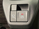 指先だけで簡単に操作が可能な電動パーキングブレーキを採用。「HOLD」スイッチを押すと、渋滞や信号待ちなどでブレーキペダルから足を離しても、ブレーキを保持するので安心です