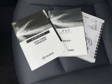 メンテナンスノート、取扱説明書です。 その車の整備記録が事細やかに記録されています。 車が生まれてから今までどのような道を歩んできたのか判るとても重要な物ですよ。