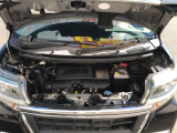 【エンジンルーム】エンジンルームもクリーニング済みです。納車後の保証、車検、点検、アフターサービスなど、日産ディーラー整備工場が併設しているので安心です。