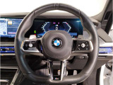 【ハンドル】ドライバーとBMW車の一体感がダイレクトに伝わるステアリングホイール。形状・太さへの拘りに加えて、操作性を高める為にスイッチ類も配置。クイックかつ安定のドライビングを体感下さい!