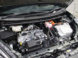 1NZ-FXE型 1.5L 直4 DOHCエンジンと1LM型 交流同期電動機のハイブリッドシステム搭載、FF駆動です。